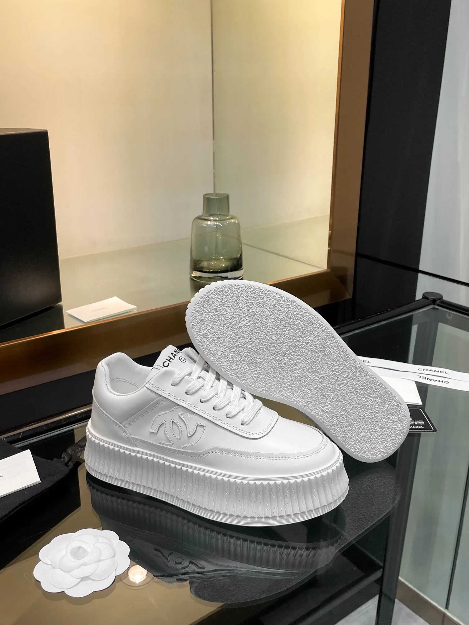 👟👟Ex-factory price 520👟👟Chanel Chanel 24A latest model full leather panda color white shoes casual sports shoes original purchase and development production Xiaoxiang C Home counter another super hot model, loved by Internet celebrity bloggers and ladies, various praises on social platforms, super popular, high quality, breathable, super spring and summer, seeing this issue can always arouse the inner desire of girls for fashion The latest suede material, classic black and white color scheme, fashionable on the feet, easy to care for. Fabric: original customized imported cowhide material. Lining: customized soft sheepskin lining. Sole: original molded rubber non-slip outsole. Bottom thickness: 5CM. Size: 35-40 for women.